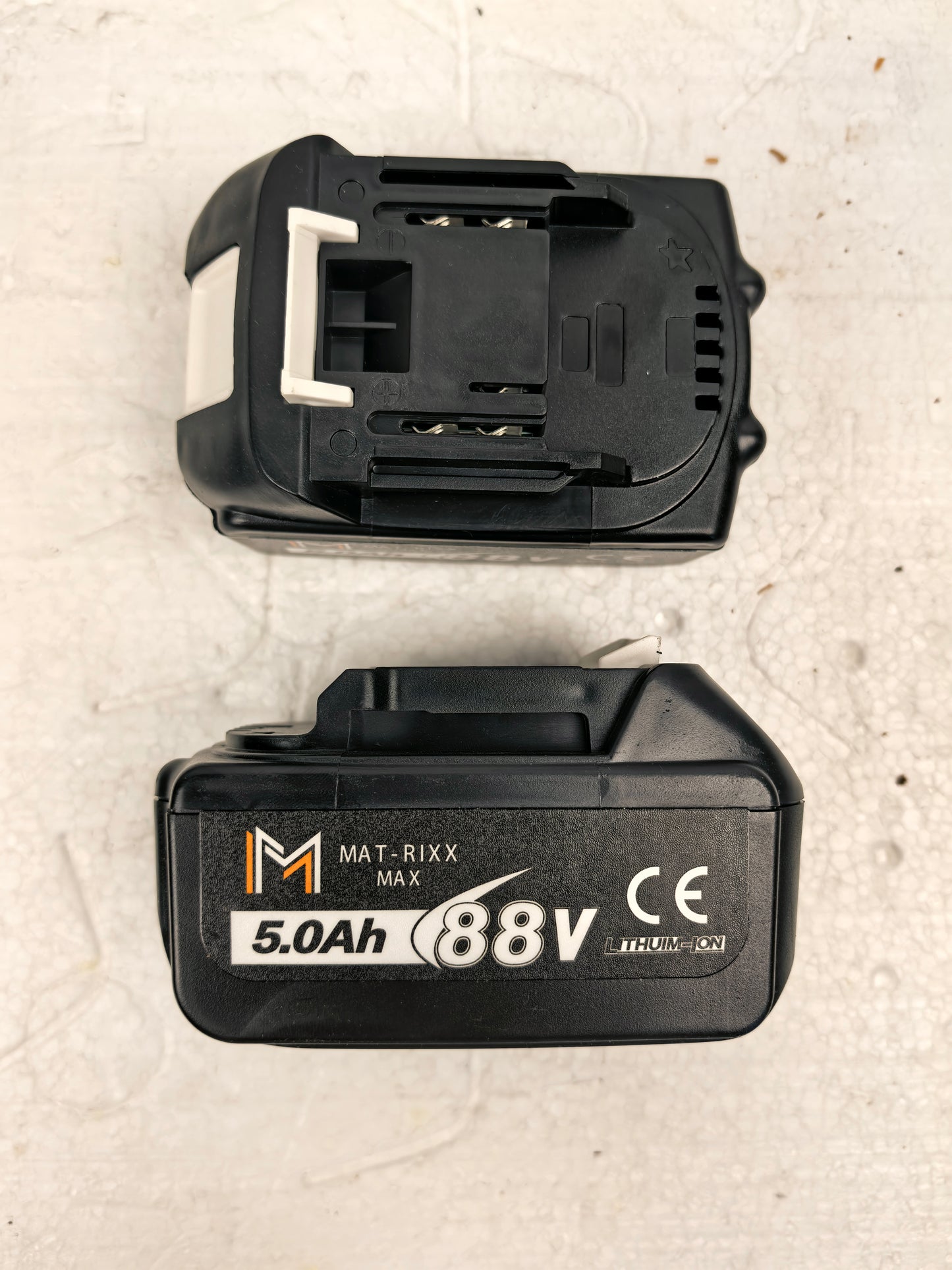 Set 2x Acumulatori Li-ion Universali 88V + Incarcator